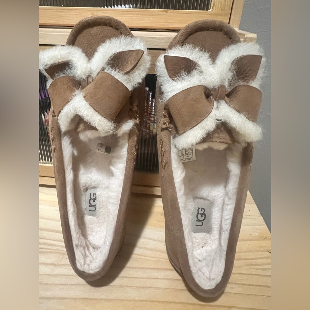 Ugg moccasin slipper with bow NWOT size 7 women